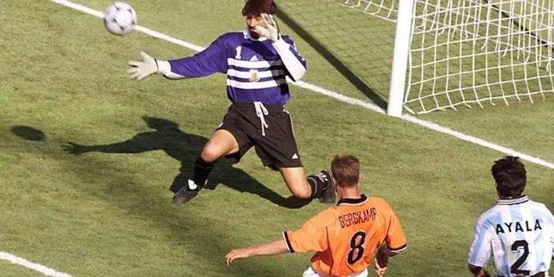 Bàn thắng xuất thần của tiền đạo Dennis Bergkamp vào lưới Argentina