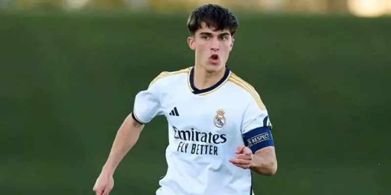 Tiền vệ trẻ tài năng Manuel Angel thể hiện lối tư duy chơi bóng hiện đại