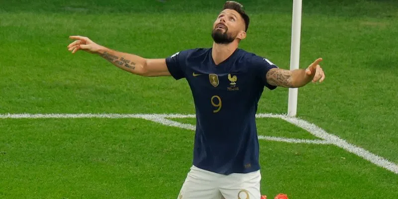 Cầu thủ Olivier Giroud mang vẻ đẹp nam tính và trưởng thành